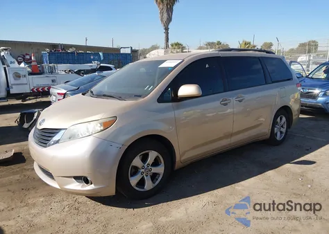 2012 Toyota Sienna Le V6 8 Passenger z USA, uszkodzony, nr VIN 5TDKK3DC7CS267632